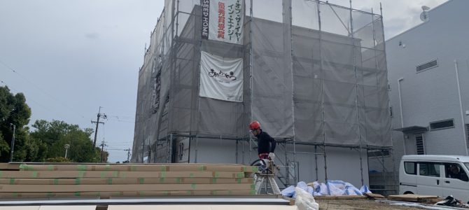 白と木とモルタル 白と木とモルタル