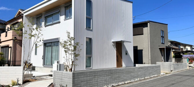 すっきり一枚板のガルバリウム鋼板外壁・屋根